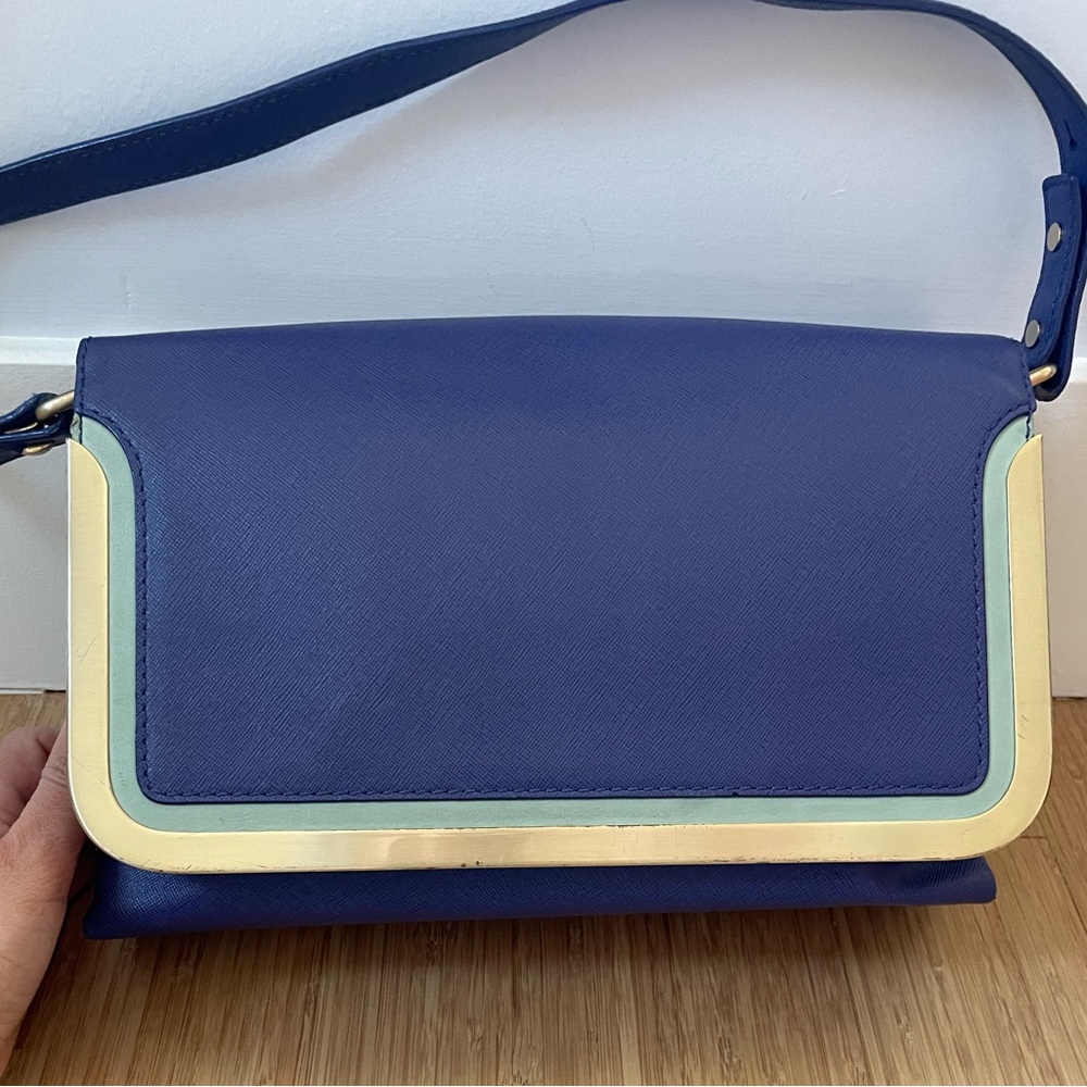 Stylish, designer everyday handbag/purse w/co color, blocking detail.